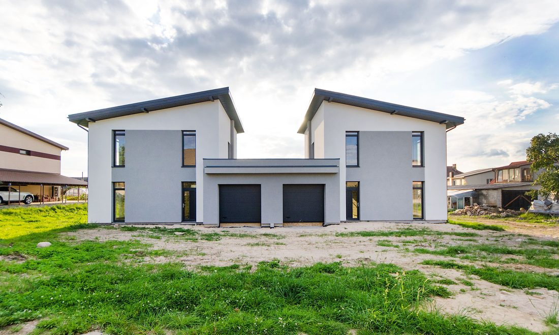 Deux maisons jumelles construites sur le même modèle