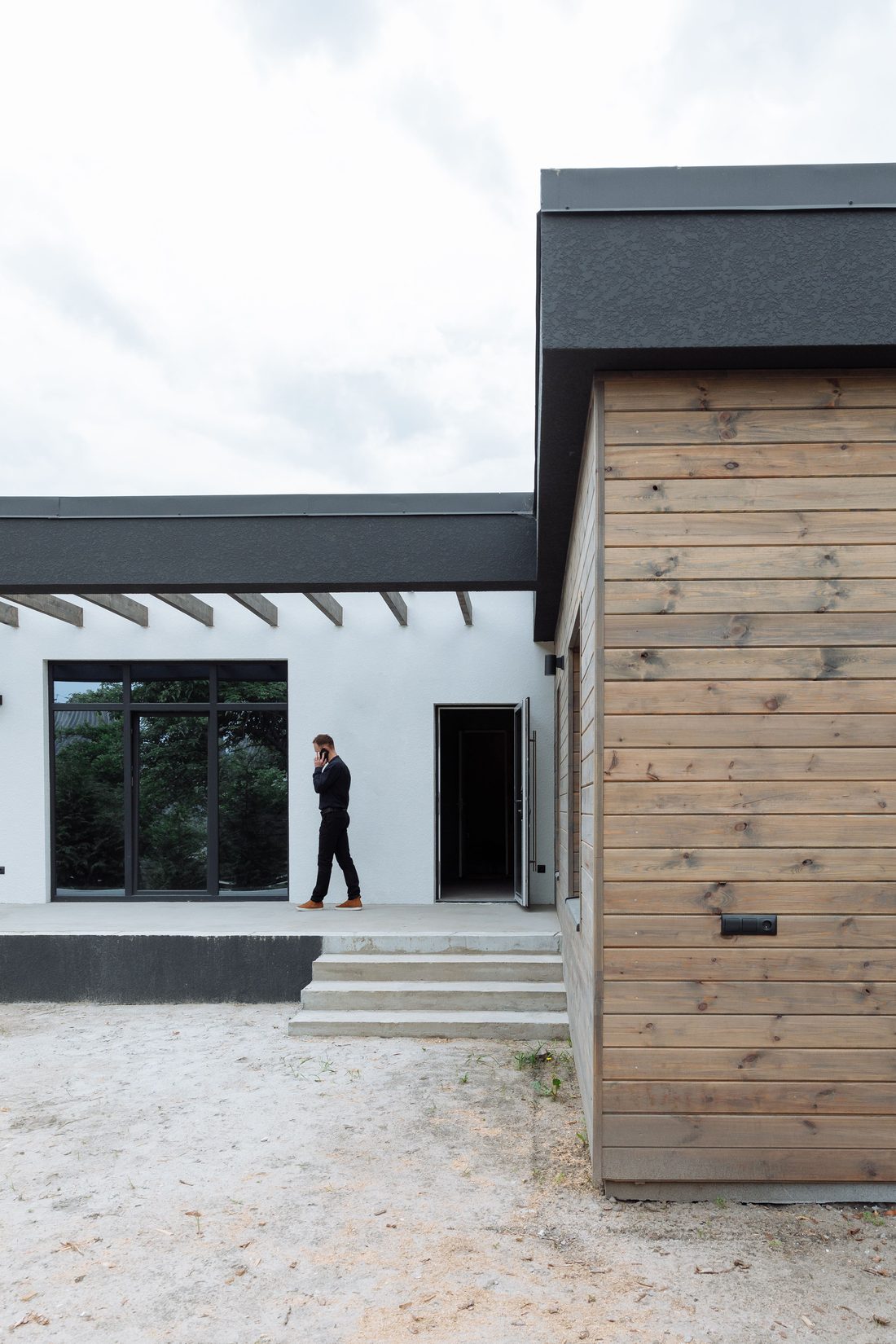 Rendez-vous de chantier devant une maison en construction